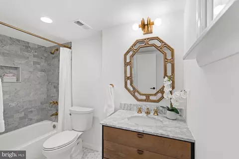 Bath - 12 Wellesley Cir, Glen Echo, MD 20812 photo 1 of 2