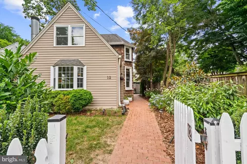12 Wellesley Cir, Glen Echo, MD 20812