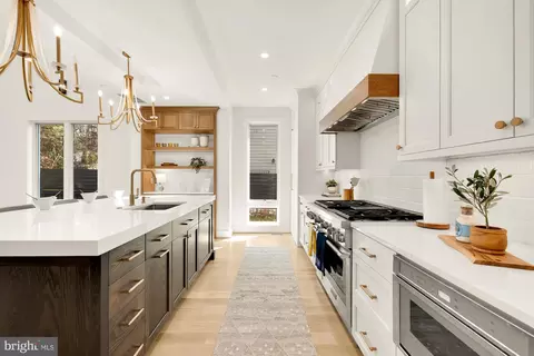 7009 Amy Ln, Bethesda, MD 20817
