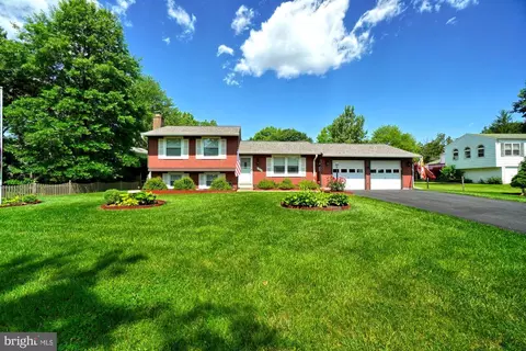 19012 Dowden Cir, Poolesville, MD 20837 photo 2