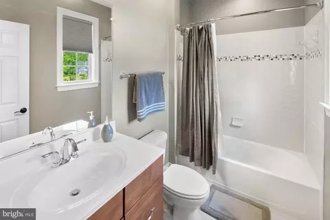 Bath - 19600 Lewis Orchard Ln, Poolesville, MD 20837 photo 4 of 7