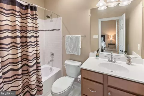 Bath - 19600 Lewis Orchard Ln, Poolesville, MD 20837 photo 6 of 7