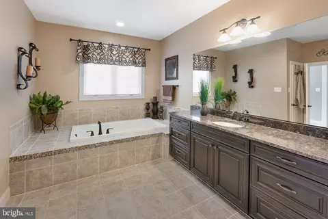 Bath - 19600 Lewis Orchard Ln, Poolesville, MD 20837 photo 2 of 7
