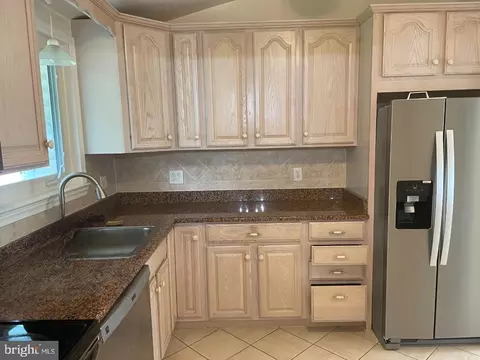 913 Northwest Dr, Silver Spring, MD 20901 photo 2