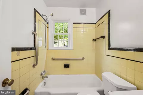 Bath - 403 Williamsburg Dr, Silver Spring, MD 20901 photo 2 of 4