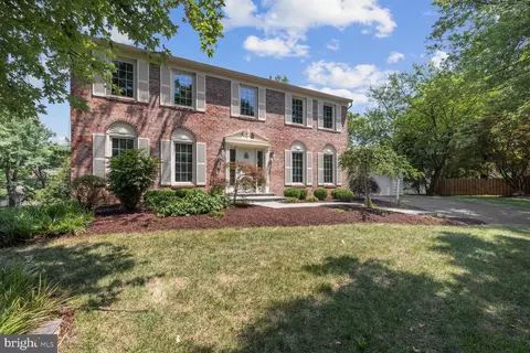 10 Crestview Ct, Potomac, MD 20854