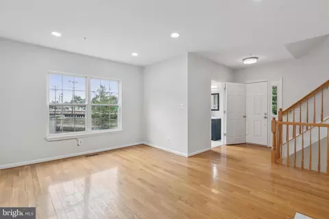 1800 Lansdowne Way, Silver Spring, MD 20910 photo 3