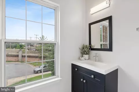 1800 Lansdowne Way, Silver Spring, MD 20910 photo 9