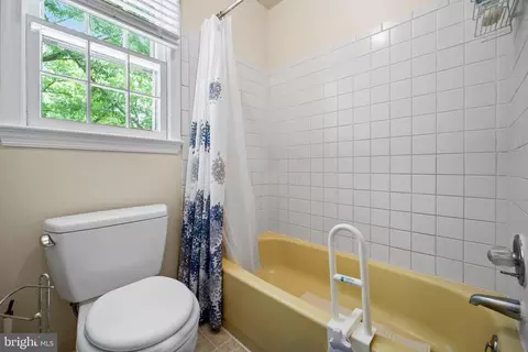 Bath - 204 Stonegate Dr, Silver Spring, MD 20905 photo 2 of 5