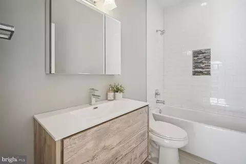 Bath - 2424 Forest Glen Rd, Silver Spring, MD 20910 photo 5 of 6