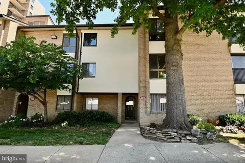 122 Monroe St #102, Rockville, MD 20850