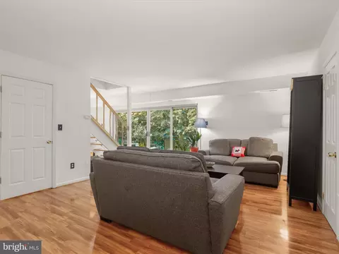 Living - 8614 Manchester Rd #7, Silver Spring, MD 20901 photo 2 of 3