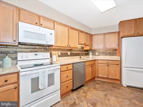 Kitchen - 15115 Interlachen Dr #3-704, Silver Spring, MD 20906 photo 3 of 4