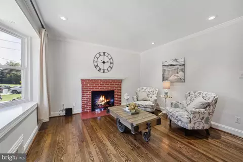 Living - 2410 Dennis Ave, Silver Spring, MD 20902 photo 2 of 5