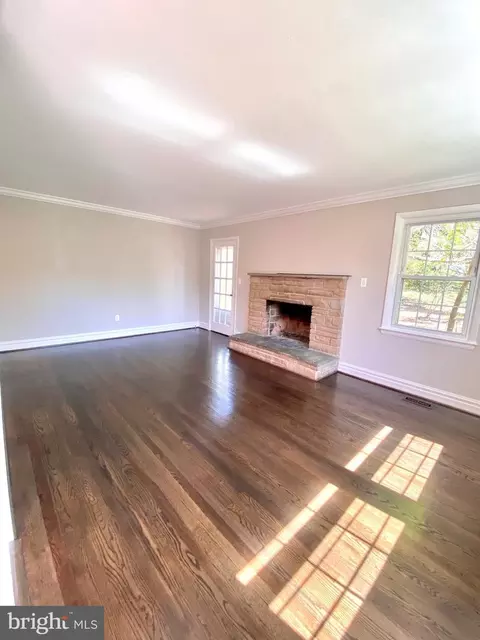 Living - 3405 Colonial Ct, Olney, MD 20832 photo 1 of 1
