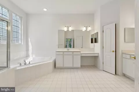Bath - 3825 Glen Eagles Dr, Silver Spring, MD 20906 photo 3 of 5