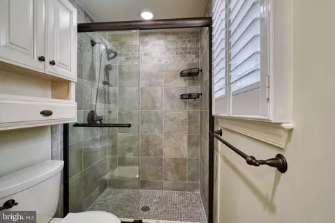 Bath - 1609 Mithering Ln, Silver Spring, MD 20905 photo 4 of 8