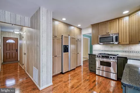 Entry Way - 1609 Mithering Ln, Silver Spring, MD 20905 photo 6 of 11