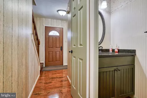 Entry Way - 1609 Mithering Ln, Silver Spring, MD 20905 photo 8 of 11