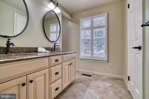 Bath - 1609 Mithering Ln, Silver Spring, MD 20905 photo 2 of 8