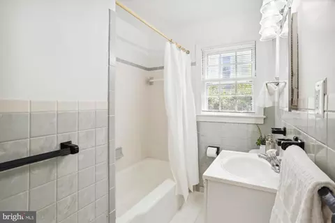 Bath - 17 Piping Rock Dr, Silver Spring, MD 20905 photo 2 of 2