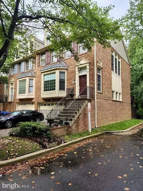11350 Hollowstone Dr, Rockville, MD 20852