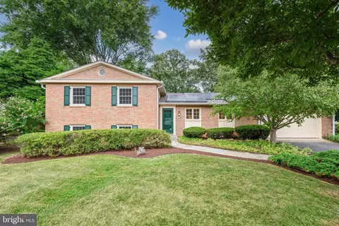 8048 Cindy Ln, Bethesda, MD 20817