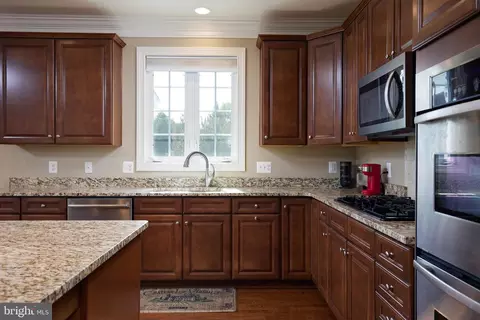 Kitchen - 17605 Shores, Poolesville, MD 20837 photo 4 of 5