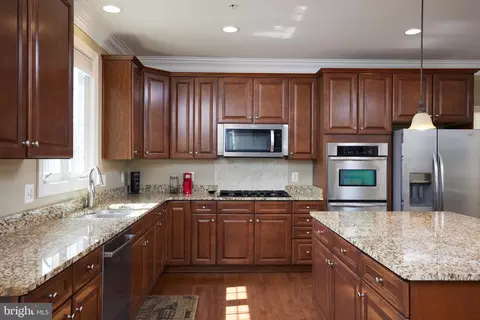 Kitchen - 17605 Shores, Poolesville, MD 20837 photo 2 of 5