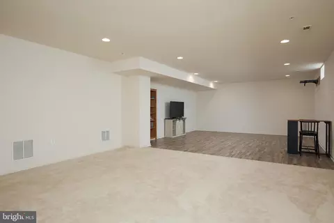 Living - 17605 Shores, Poolesville, MD 20837 photo 5 of 7