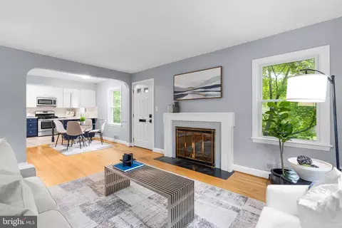 Living - 9107 Wire Ave, Silver Spring, MD 20901 photo 4 of 4