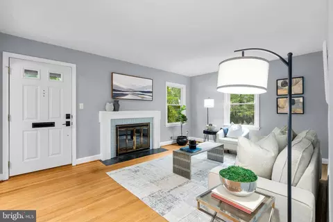 Living - 9107 Wire Ave, Silver Spring, MD 20901 photo 3 of 4