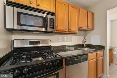 Kitchen - 1220 Blair Mill Rd #907, Silver Spring, MD 20910 photo 5 of 8