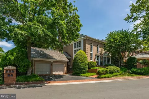 9481 Turnberry Dr, Potomac, MD 20854