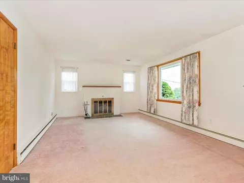 Living - 9104 Gue Rd, Damascus, MD 20872 photo 4 of 5