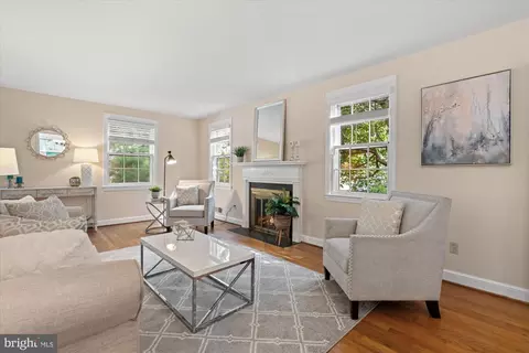 Living - 9500 Columbia Blvd, Silver Spring, MD 20910 photo 1 of 2