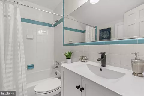 Bath - 9500 Columbia Blvd, Silver Spring, MD 20910 photo 3 of 4