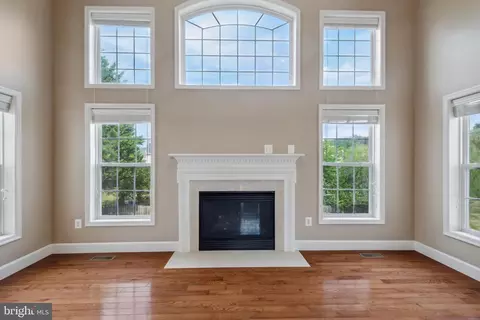Living - 18303 Thundercloud Rd, Boyds, MD 20841 photo 6 of 15