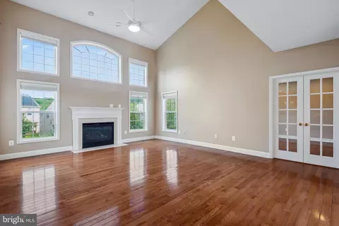 Living - 18303 Thundercloud Rd, Boyds, MD 20841 photo 5 of 15