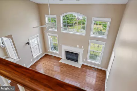 Living - 18303 Thundercloud Rd, Boyds, MD 20841 photo 10 of 15