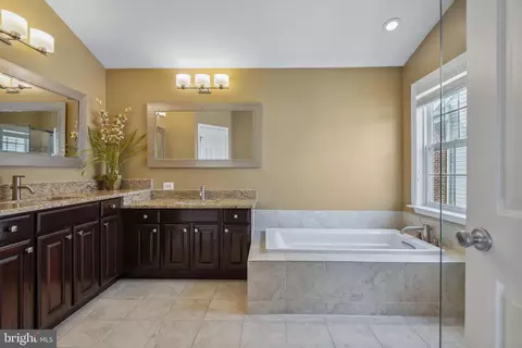 Bath - 18303 Thundercloud Rd, Boyds, MD 20841 photo 7 of 11