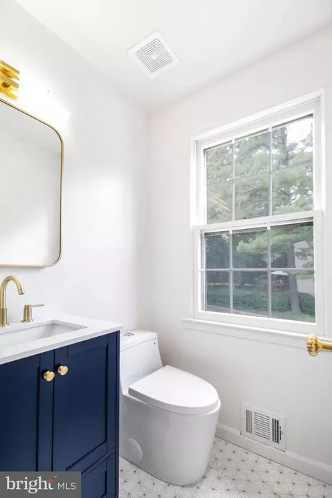 Bath - 9049 Ottawa Pl, Silver Spring, MD 20910 photo 13 of 16