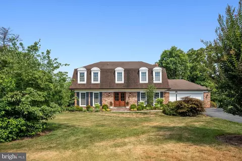 5913 Willow Knoll Dr, Derwood, MD 20855