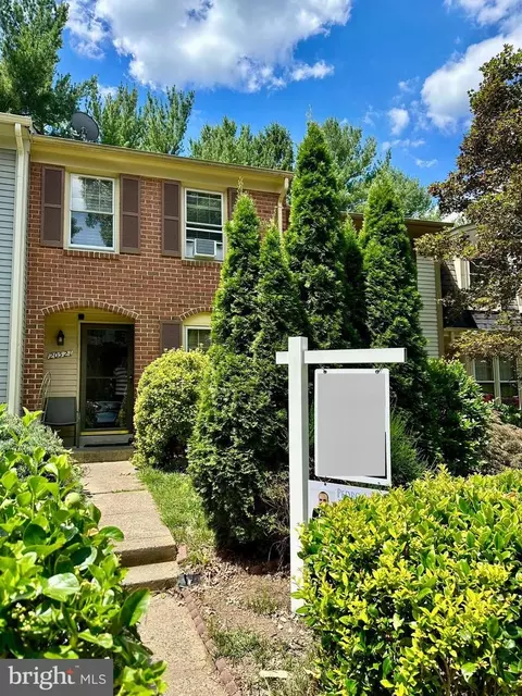 20521 Strath Haven Dr, Montgomery Village, MD 20886