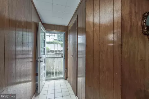 Entry Way - 2015 Glenhaven Pl, Silver Spring, MD 20902 photo 3 of 3