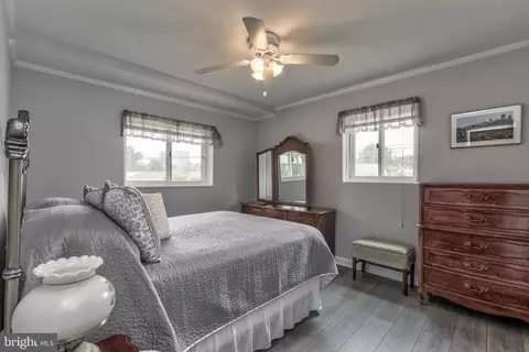 Bedroom - 2015 Glenhaven Pl, Silver Spring, MD 20902 photo 2 of 4