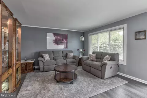 Living - 2015 Glenhaven Pl, Silver Spring, MD 20902 photo 2 of 4
