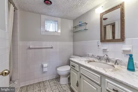 Bath - 2015 Glenhaven Pl, Silver Spring, MD 20902 photo 2 of 2