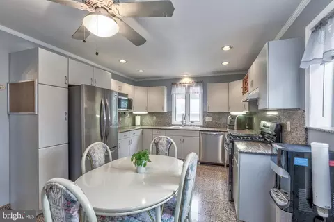 Kitchen - 2015 Glenhaven Pl, Silver Spring, MD 20902 photo 2 of 4