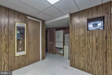 Entry Way - 2015 Glenhaven Pl, Silver Spring, MD 20902 photo 2 of 3